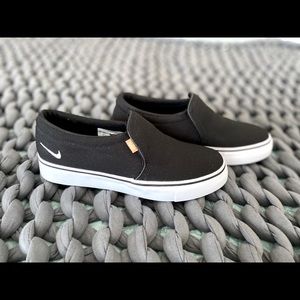 Women’s Nike slip on sneakers